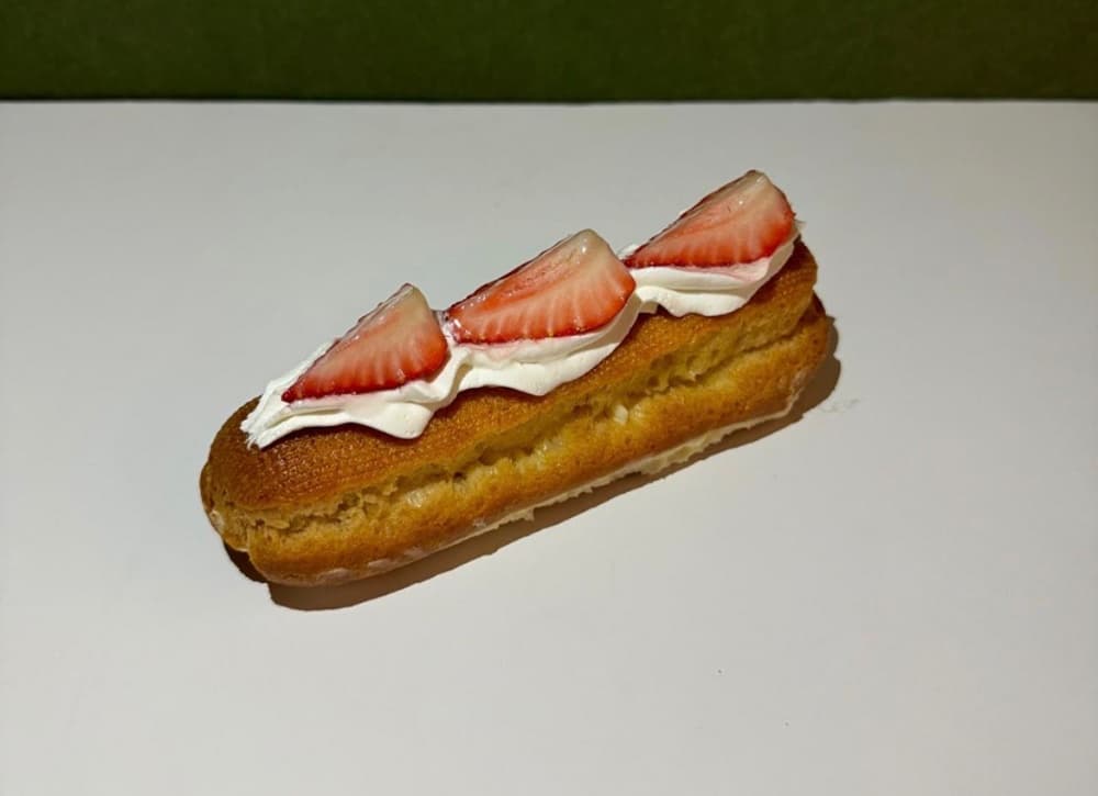 Vanilla & Strawberry Éclair